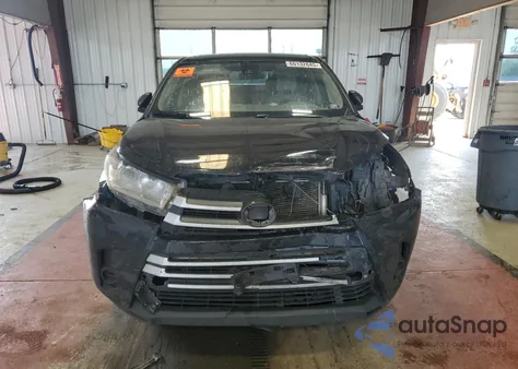2018 Toyota Highlander Le z USA, uszkodzony, nr VIN 5TDBZRFH6JS898442